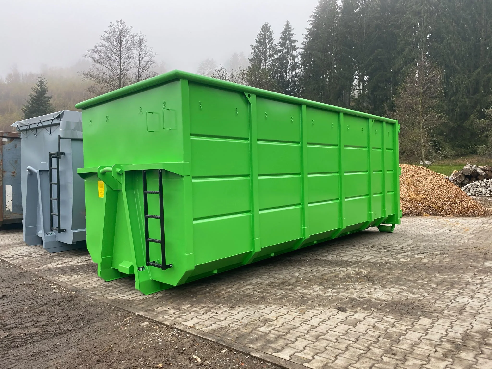 Grüner hoher Abrollcontainer als Verkaufsbeispiel