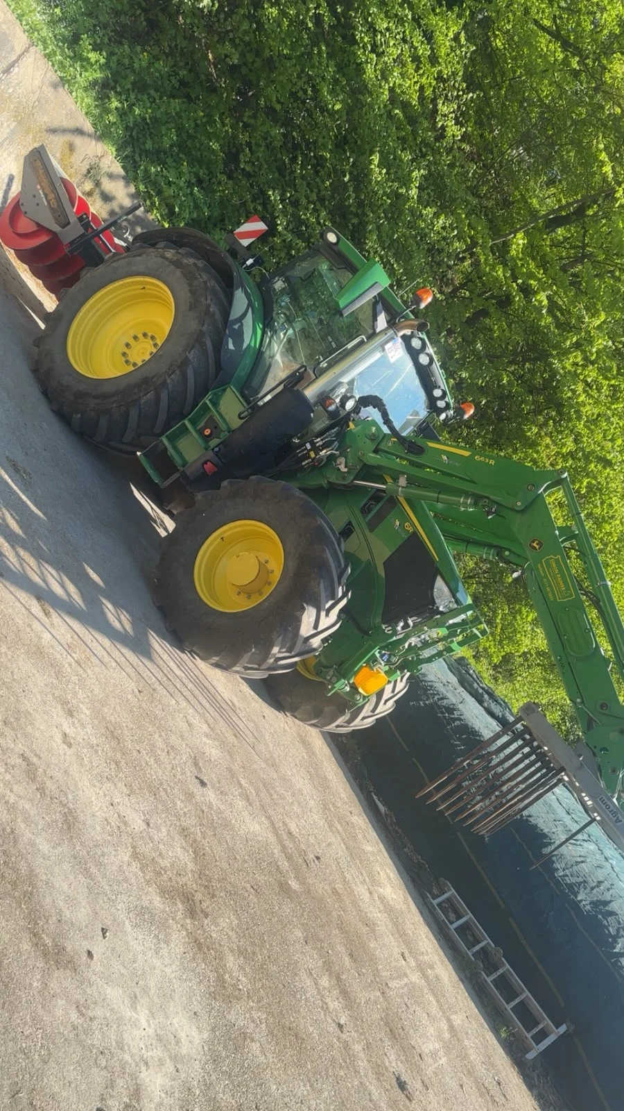 John-Deere-Miettraktor mit Frontlader und Palettengabel