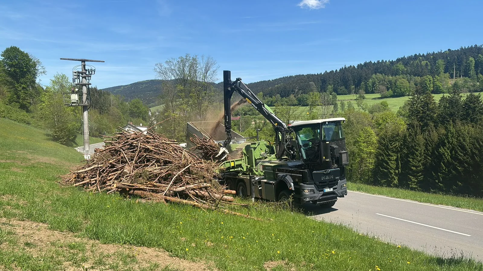 Pezzolato-Holzhacker auf MAN-Fahrgestell mit Kran an einem Holzlager im Bayerischen Wald