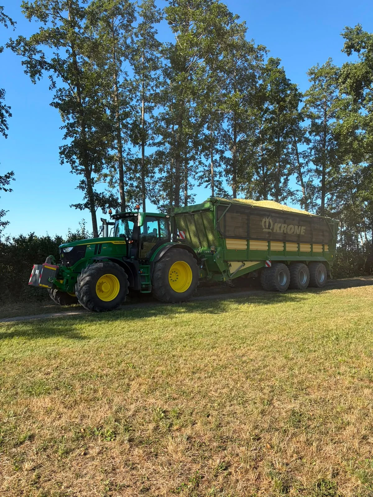 Unser John-Deere-Traktor mit Krone-Transportwagen