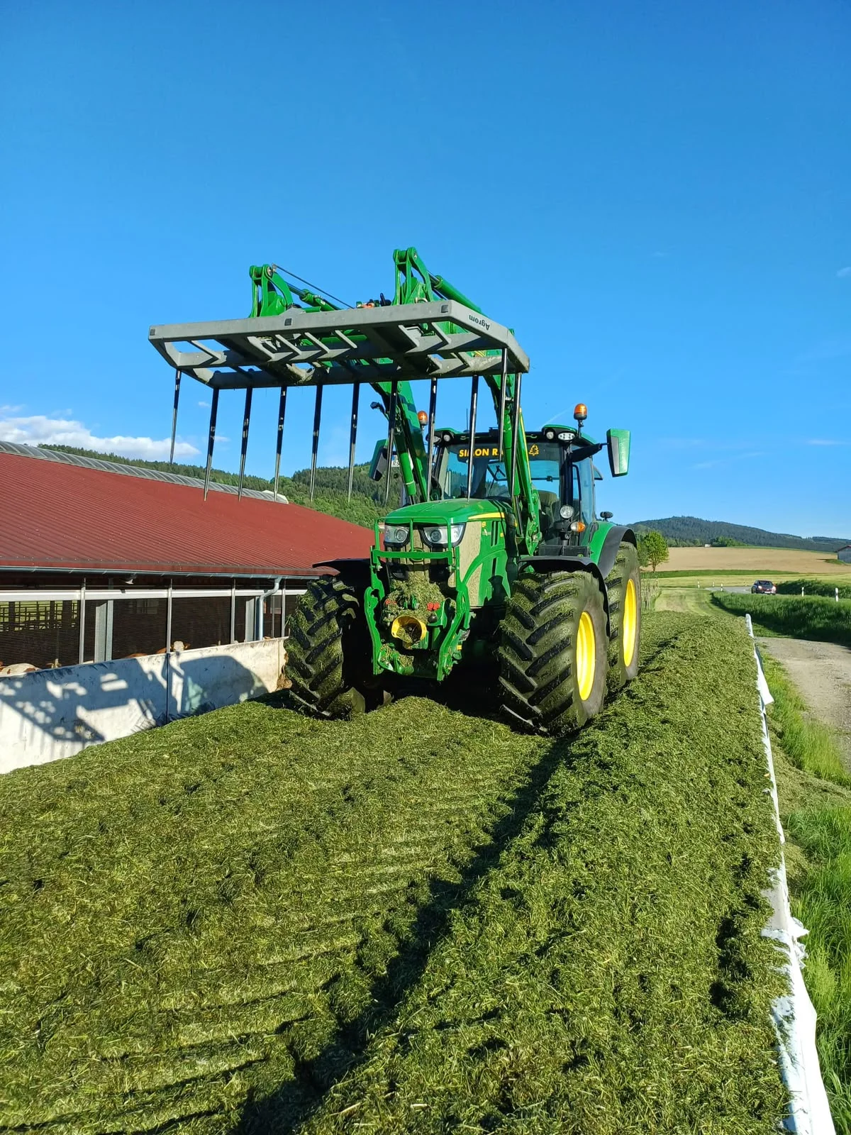 John Deere mit Silagegabel auf dem Fahrsilo