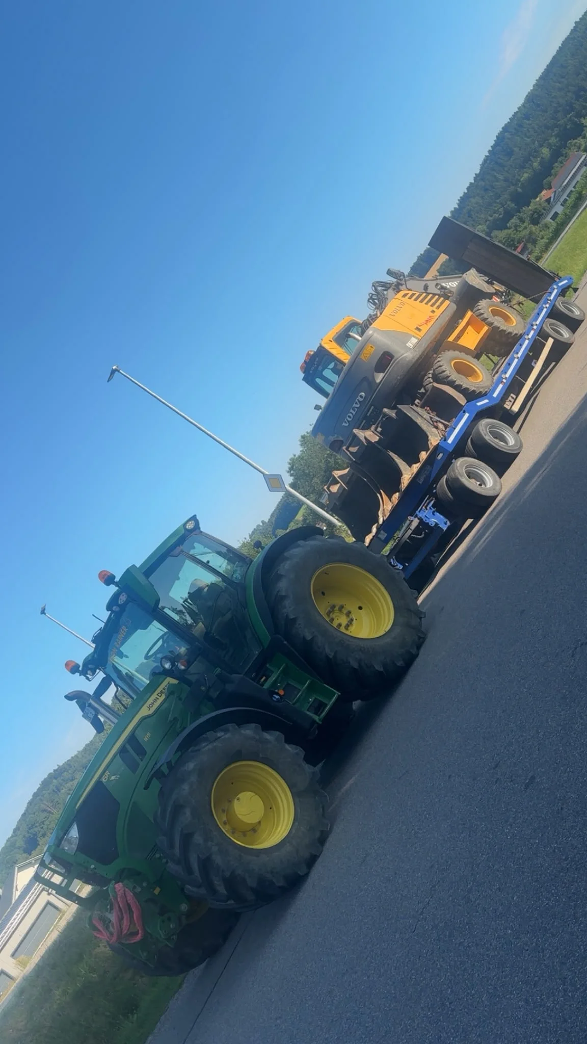 John Deere mit Tieflader und aufgeladenem Volvo-Bagger